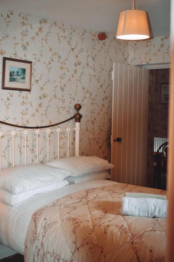 Basil Sheils B&B Accommodation 아마 외부 사진